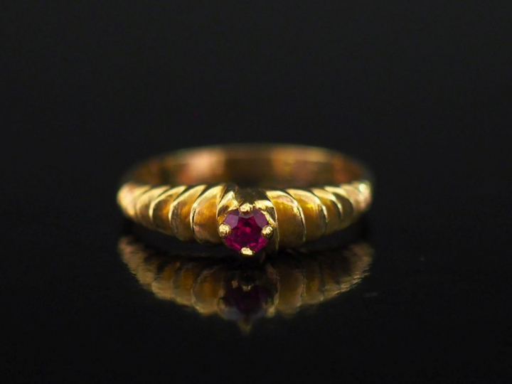 Bague en or jaune 750, à décor de godrons et sertie en son centre d'un