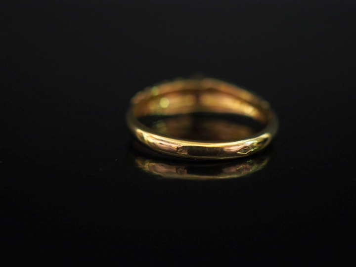 Bague en or jaune 750, à décor de godrons et sertie en son centre d'un