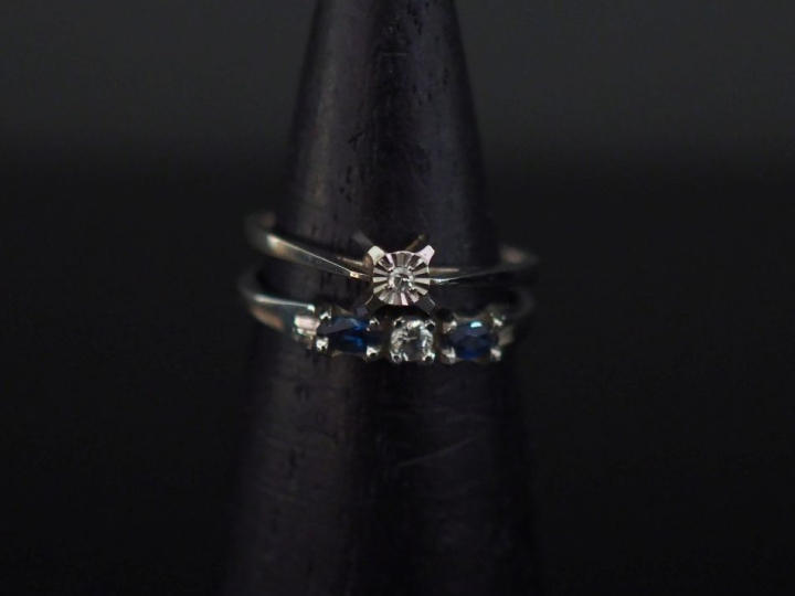 Ensemble comprenant :  - une bague jonc en or blanc 750, sertie en son