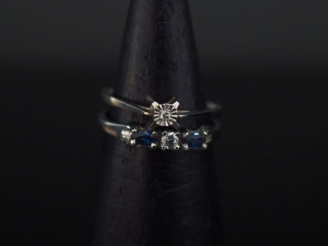 Vente aux enchères Ensemble comprenant :  - une bague jonc en or blanc 750, sertie en son