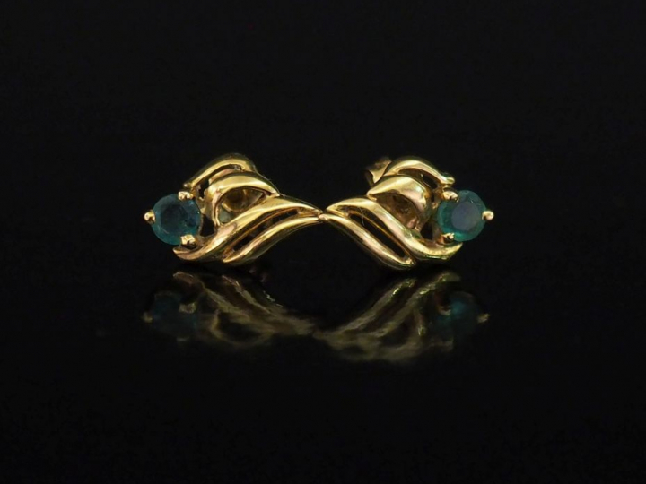 Paire de puces d'oreilles ajourées en or jaune 750, serties d'une pier