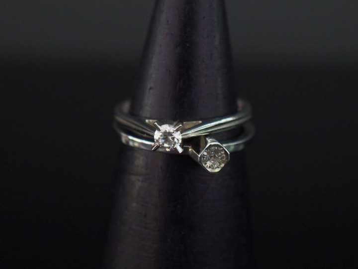 Bague moderne en or blanc, ornée en son centre d'un pavage de quatre p