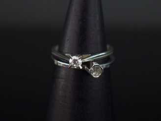 Vente aux enchères Bague moderne en or blanc, ornée en son centre d'un pavage de quatre p