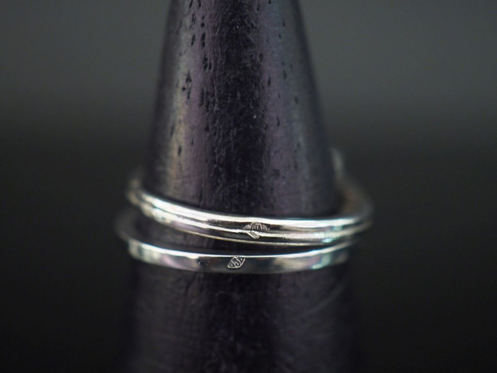 Bague moderne en or blanc, ornée en son centre d'un pavage de quatre p