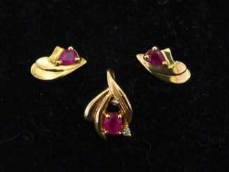 Vente aux enchères Paire de perces oreilles de forme stylisée en or jaune 750, sertis d'u