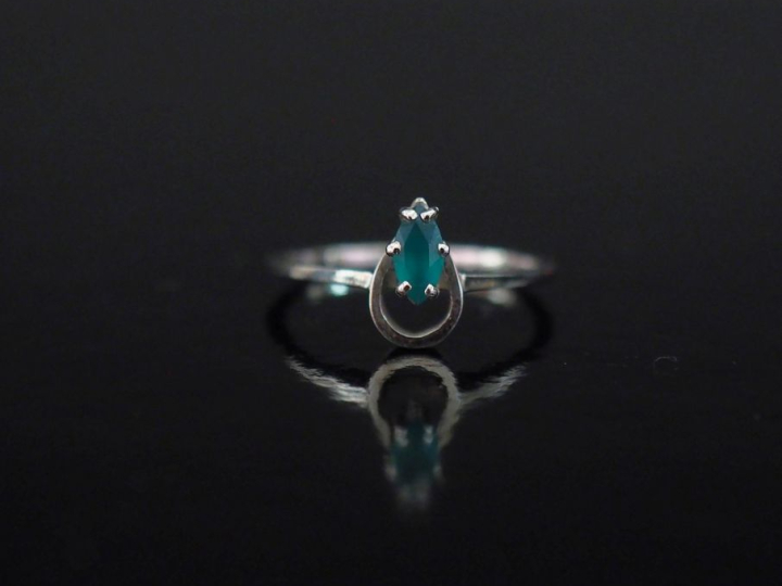 Bague de forme stylisée en or blanc 750, à décor ajouré et sertie d'un