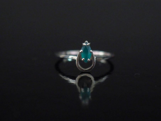 Vente aux enchères Bague de forme stylisée en or blanc 750, à décor ajouré et sertie d'un