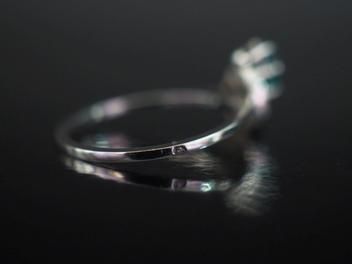 Bague de forme stylisée en or blanc 750, à décor ajouré et sertie d'un