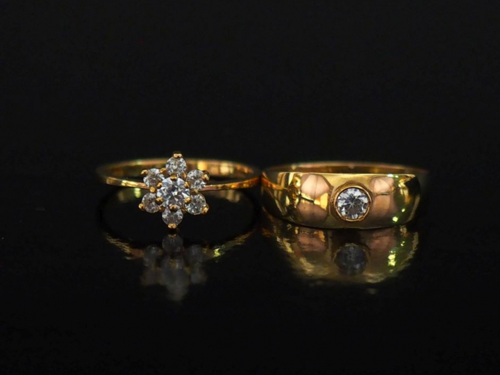 Ensemble comprenant :  - une bague solitaire en or jaune 750, ornée d'