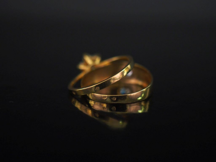 Ensemble comprenant :  - une bague solitaire en or jaune 750, ornée d'