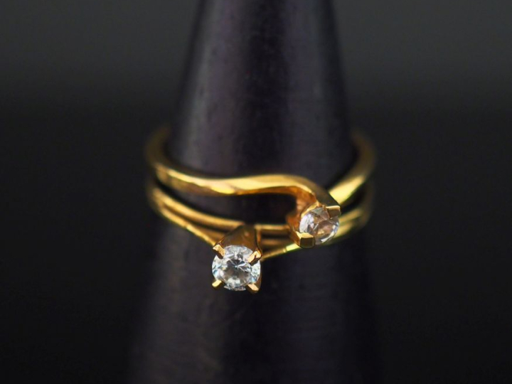 Ensemble comprenant deux bagues solitaires en or jaune 750, serties en