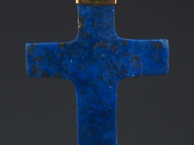 Pendentif en forme de croix en lapis lazuli et or jaune 583. 3,5 x 2,5