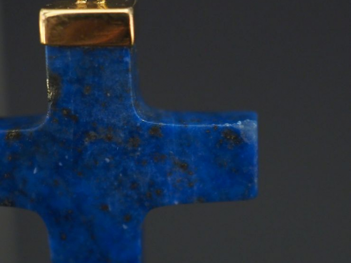 Pendentif en forme de croix en lapis lazuli et or jaune 583. 3,5 x 2,5