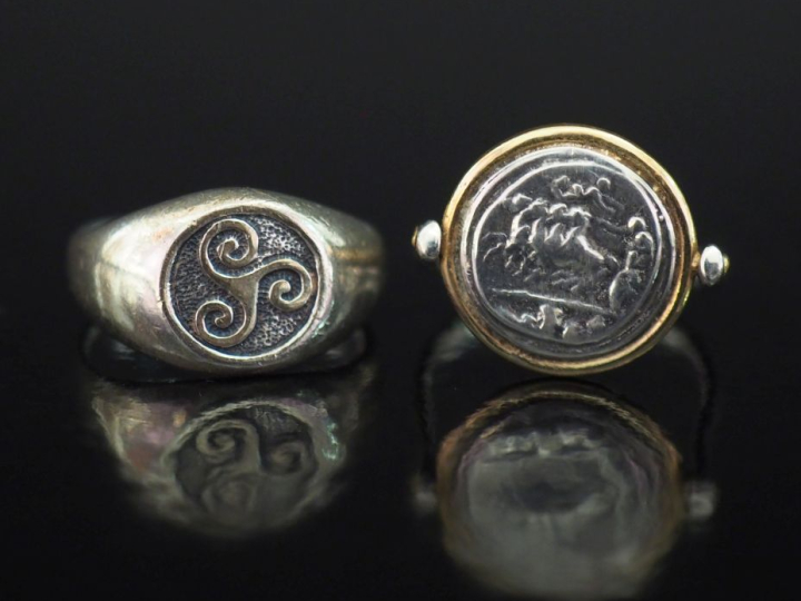 Ensemble comprenant :  - une bague en argent 925, ornée en son centre 