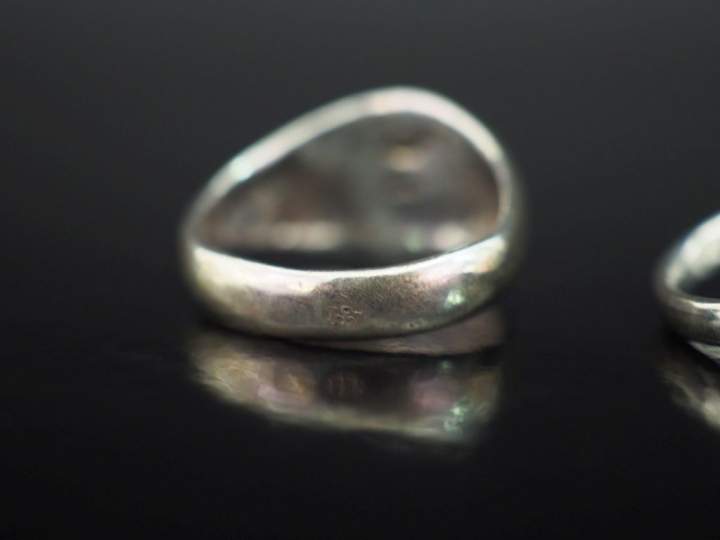 Ensemble comprenant :  - une bague en argent 925, ornée en son centre 