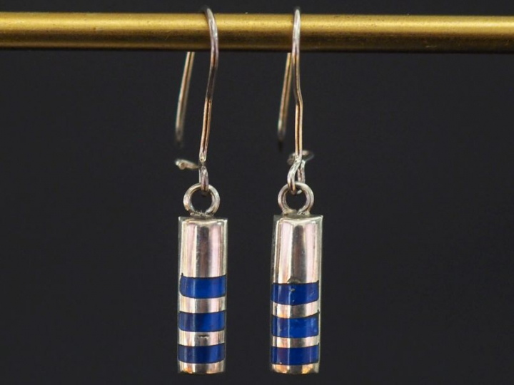 Paire de perces oreilles en argent étranger 850 et émail bleu. H. de l