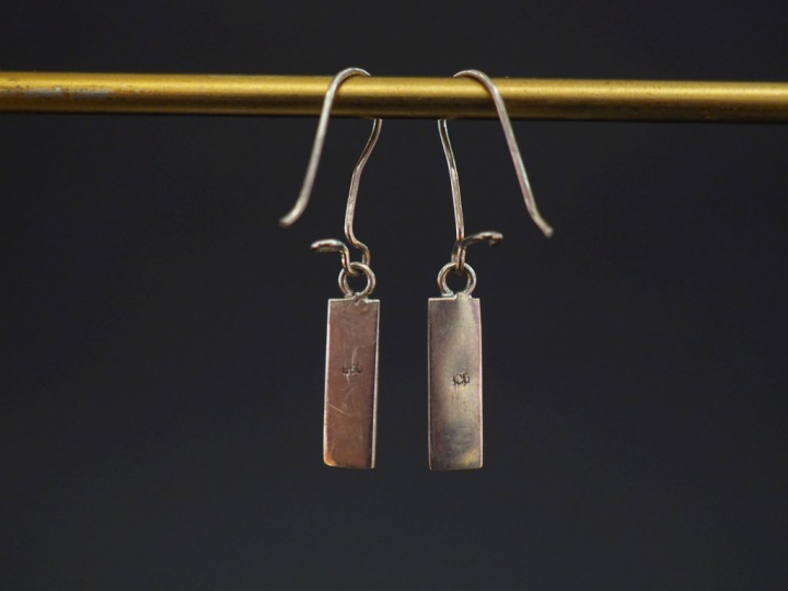 Paire de perces oreilles en argent étranger 850 et émail bleu. H. de l