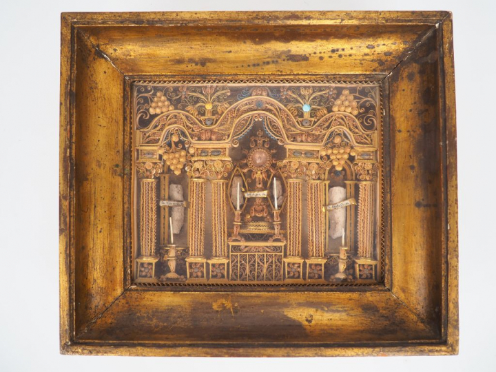 Reliquaire XIXème en paperolle en forme de chapelle corinthienne. Cadr