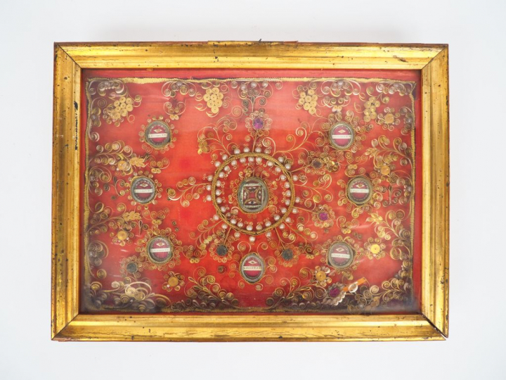 Grand reliquaire XIXème en paperolle et perles. (quelques accidents, c