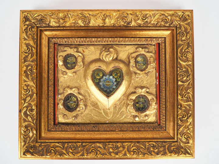 Reliquaire XVIIIème en paperolle, bois et stuc doré, dans une plaque à