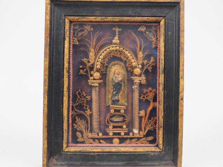 Reliquaire XIXème en paperolle en forme de chapelle de la Vierge à l'e