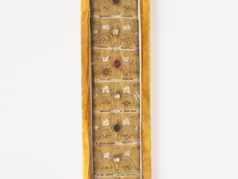 Reliquaire vertical en soie brodée et verroterie. Dim. 81 x 15,5 cm