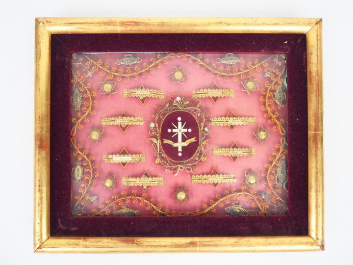 Reliquaire XIXème en paperolle. Cadre boudin doré. Dim. 39 x 32 cm