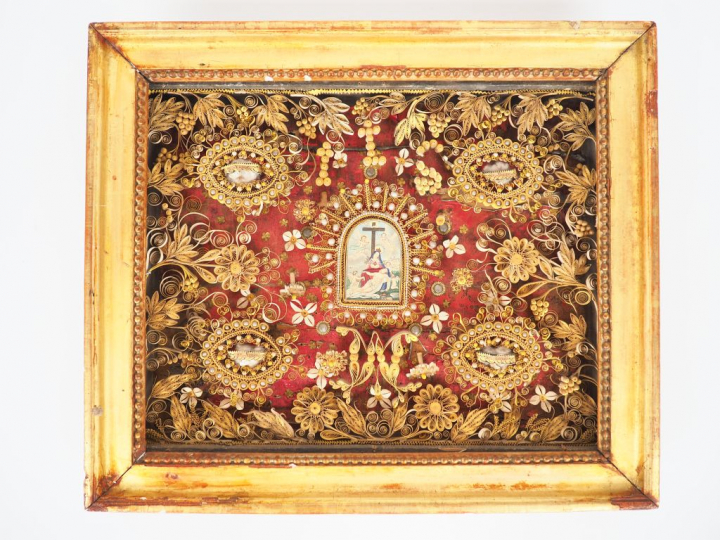 Grand reliquaire XIXème en paperolle et perles à décor de Pieta.  Cadr
