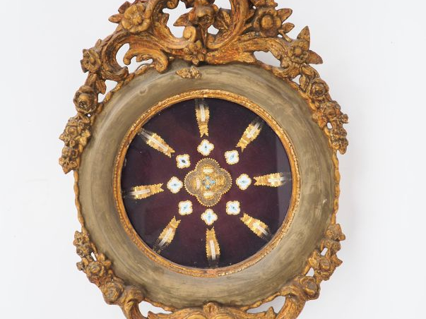 Reliquaire Napoléon III dans un cadre médaillon en bois et stuc doré. 