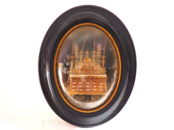 Reliquaire XIXème ovale en paperolle à décor de Maitre Autel, cadre en