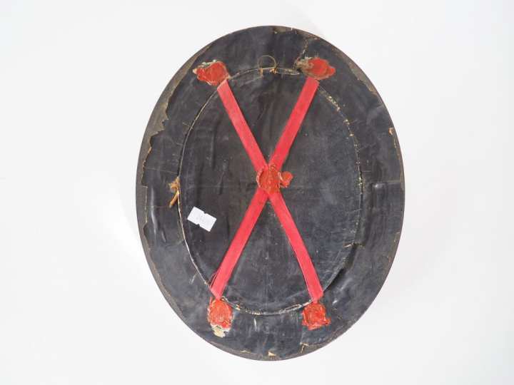 Reliquaire XIXème ovale en paperolle à décor de Maitre Autel, cadre en