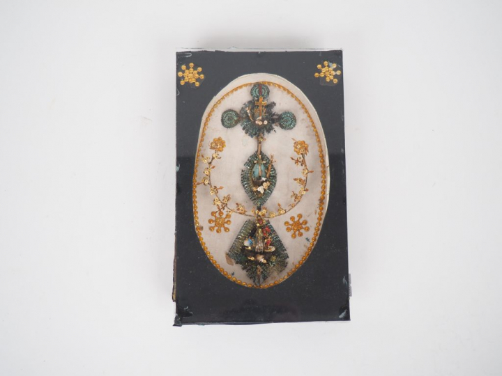 Reliquaire XIXème en papier découpé, sans cadre.  Dim. 25 x 15,5 cm