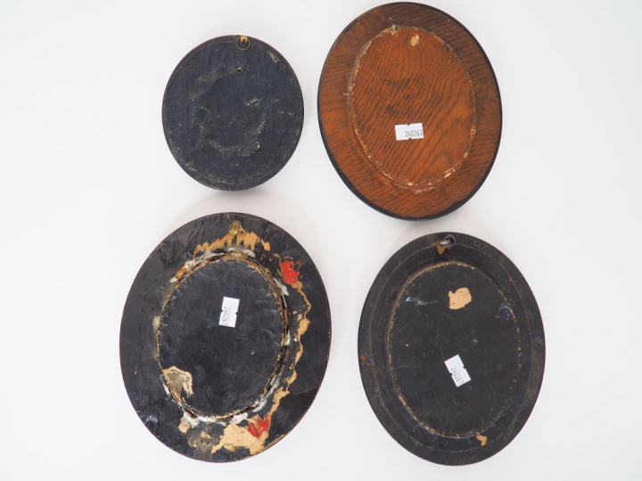 4 différents reliquaires ovales XIXème en paperolle, papier découpé da