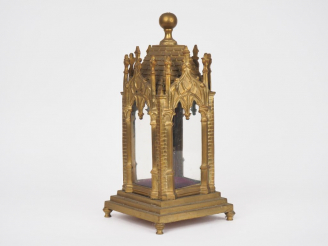 Vente aux enchères Reliquaire XIXème en forme de chapelle gothique. Dim. 35 x 15,5 x 16 c