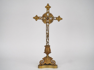 Vente aux enchères Crucifix reliquaire XIXème en bronze à décor des instruments de la Pas