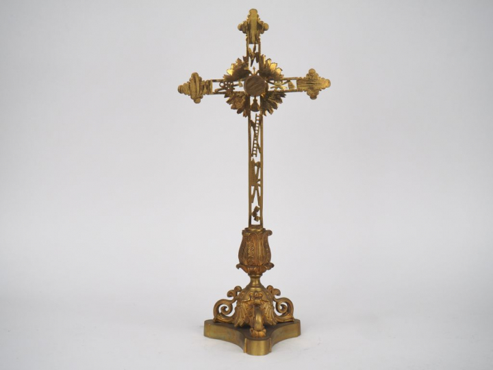 Crucifix reliquaire XIXème en bronze à décor des instruments de la Pas