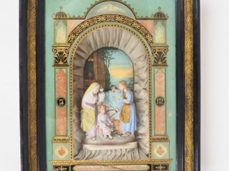 Vente aux enchères Encadrement XIXème en biscuit polychrome et verre églomisé "la Sainte 