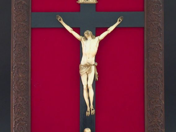 Crucifix XVIIème en ivoire dans un cadre en bois de Sainte Lucie par B