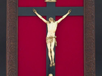 Vente aux enchères Crucifix XVIIème en ivoire dans un cadre en bois de Sainte Lucie par B