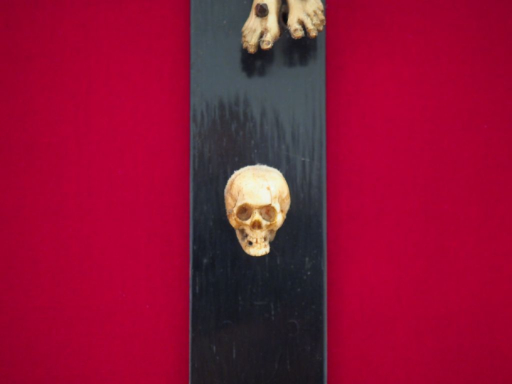 Crucifix XVIIème en ivoire dans un cadre en bois de Sainte Lucie par B