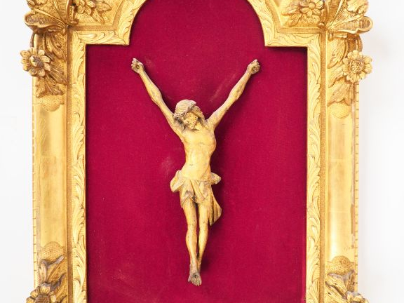 Crucifix en bois doré dans un beau cadre de style Régence en bois scul