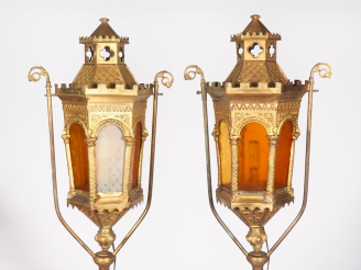 Vente aux enchères Paire de lanternes de procession de style gothique en tôle dorée. H. 5