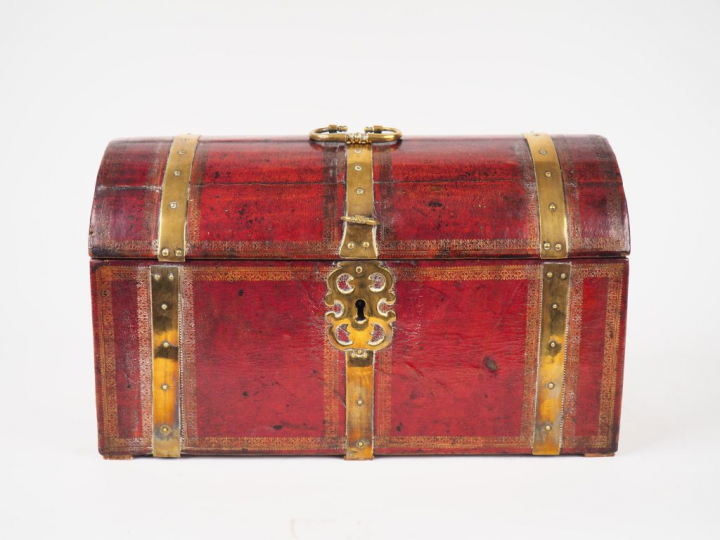 Coffret en bois de style Louis XIV gainé de cuir rouge et orné d'une f