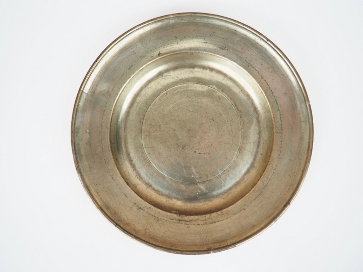 Plat cardinal XVIIème en étain. Diam. 35,5 cm