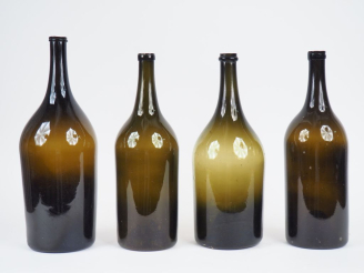 Vente aux enchères 4 grandes bouteilles XIXème en verre fumé soufflé. H. 41 cm et 38 cm