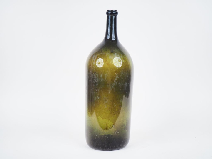 Grande bouteille XIXème en verre fumé soufflé. H. 47 cm