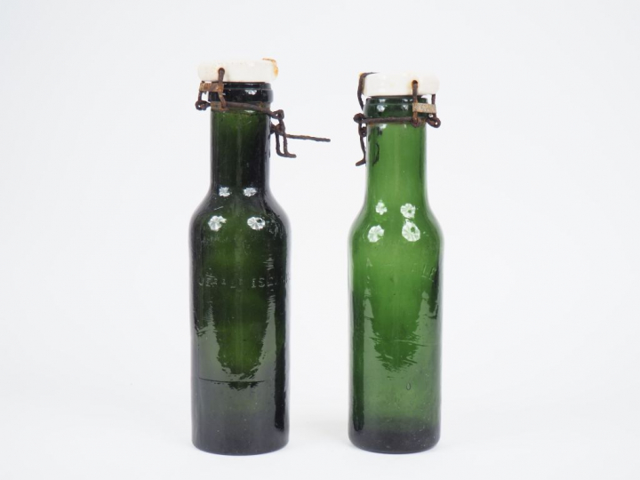 Paire de bouteilles à bière en verre fumé soufflé de la Verrerie des I