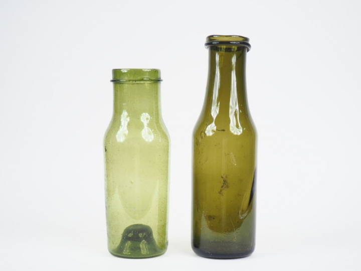 2 bocaux à truffes XIXème en verre fumé,soufflé. H. 30 cm et 35,5 cm