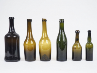 Vente aux enchères 6 petites bouteilles XIXème en verre soufflé et fumé.