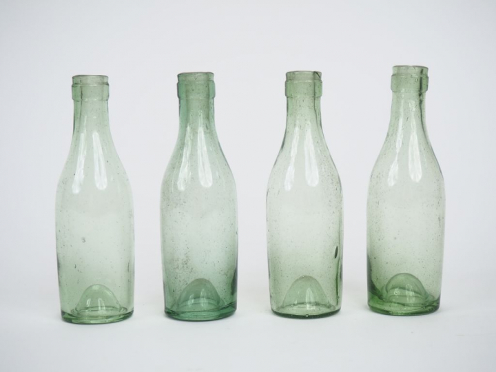 4 petites bouteilles ou mignonettes en verre soufflé. H. 11 cm